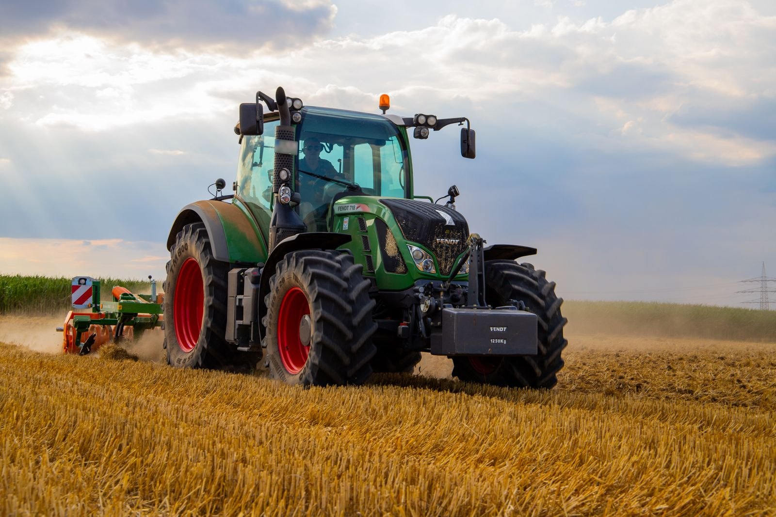 Trator no campo — agronegócio